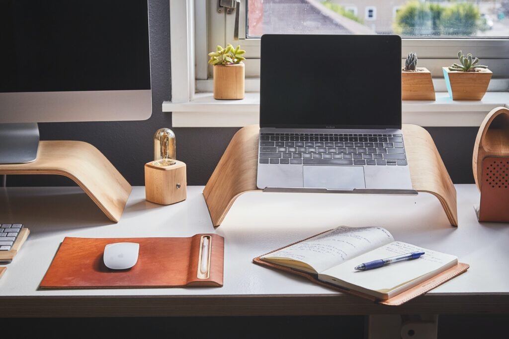 Espace de travail organisé pour collaborer avec une adjointe virtuelle à distance